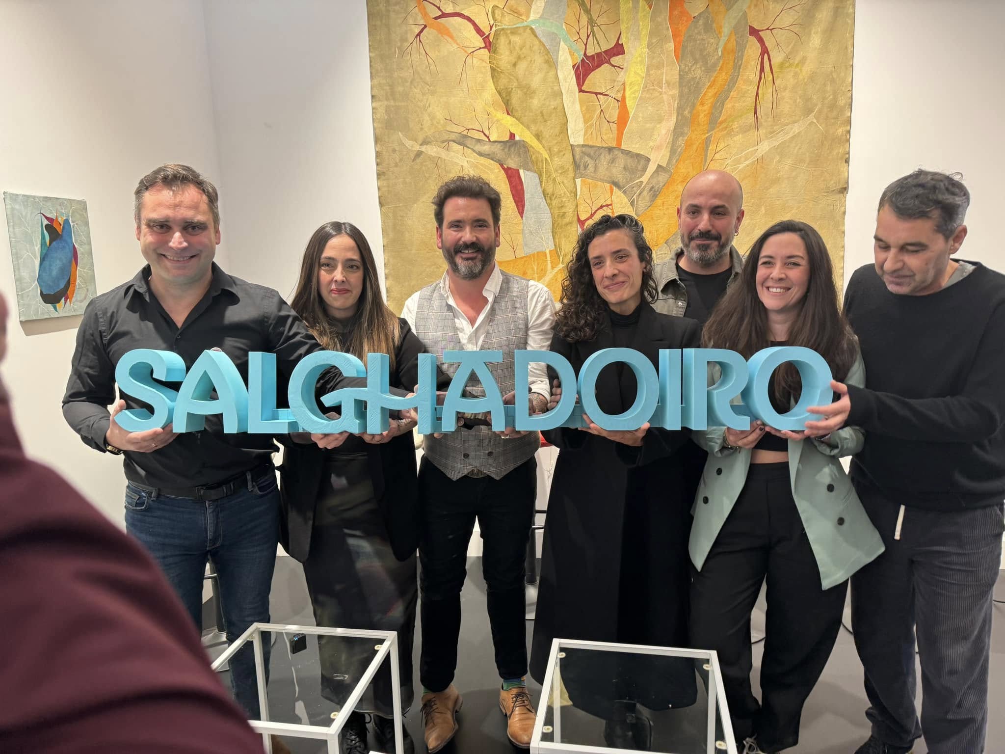 Presentación Revista Salghadoiro con rótulo fabricado por I3D Deseño galego impreso en 3D